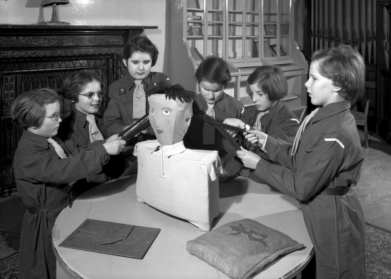 Mitglieder der Royal Victoria School for the Blind Brownie-Gruppe arbeiten zusammen, Newcastle upon Tyne, UK, Januar 1962 von Unbekannt Unbekannt
