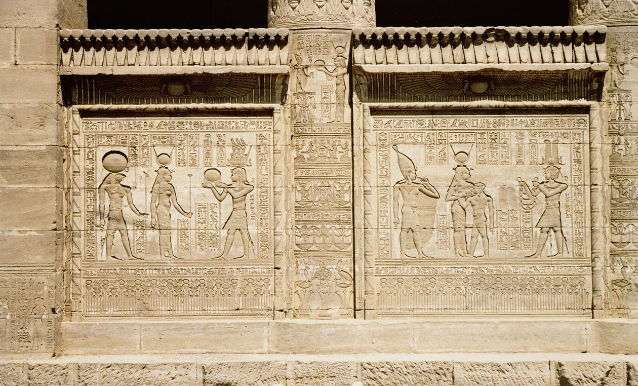 Zwei Reliefs, links ein Pharao, der Hathor und Horus ein Opfer darbringt, und rechts Hathor, die den jungen Ihy stillt, mit einem zweiten Ihy, der die weiße Krone von Oberägypten trägt von Greco Roman