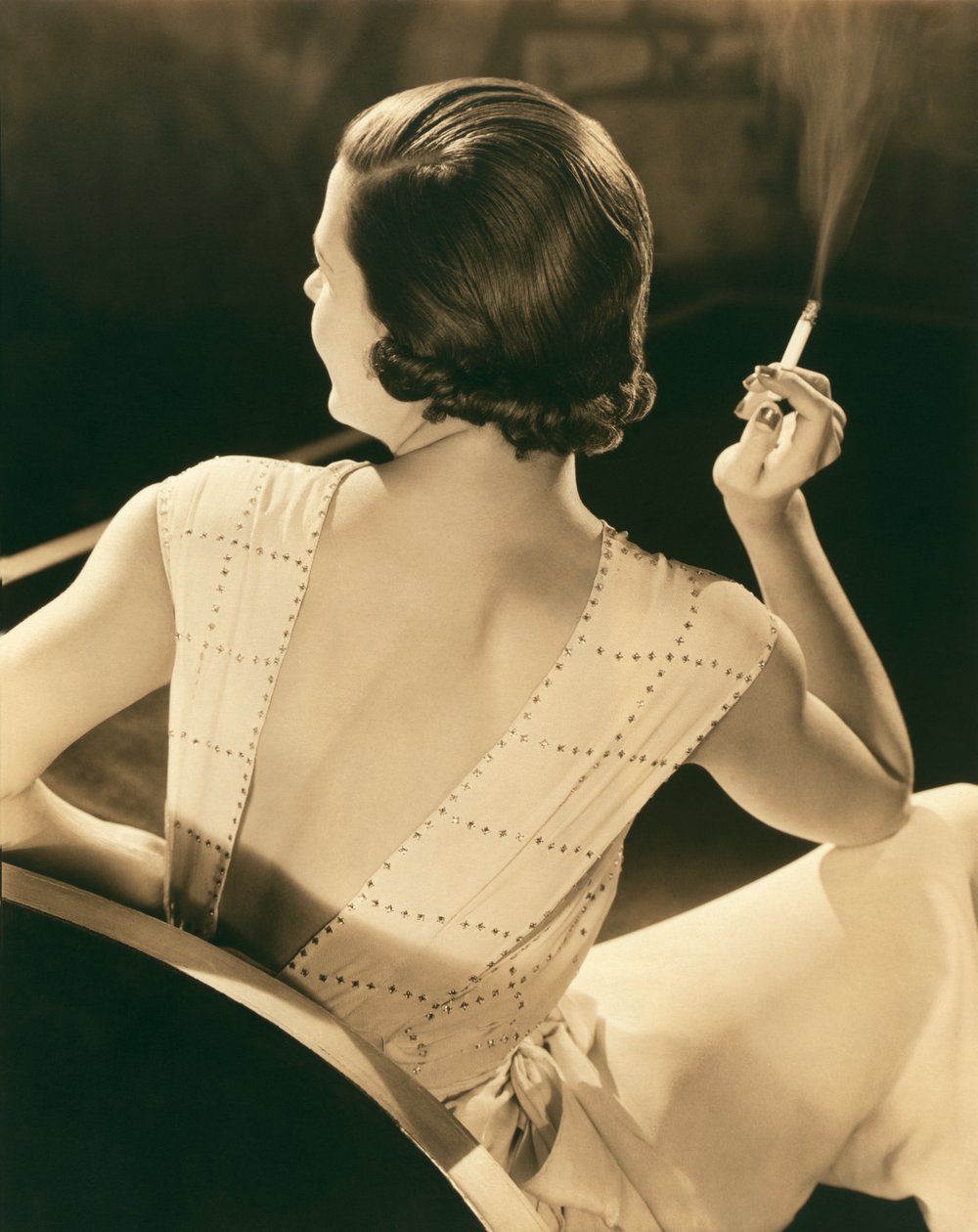 Eine glamouröse Frau beim Rauchen von Unknown