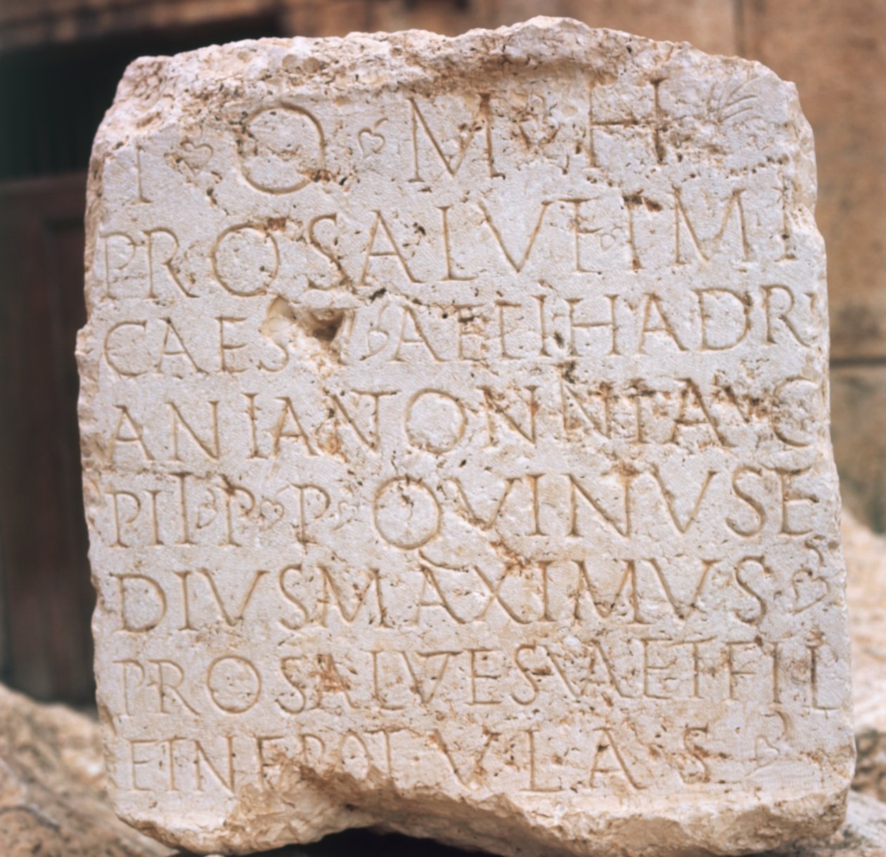 Libanon, Baalbek, Großer Hof, Stein mit Widmung an Hadrian, 2. Jahrhundert n. Chr. von Unknown
