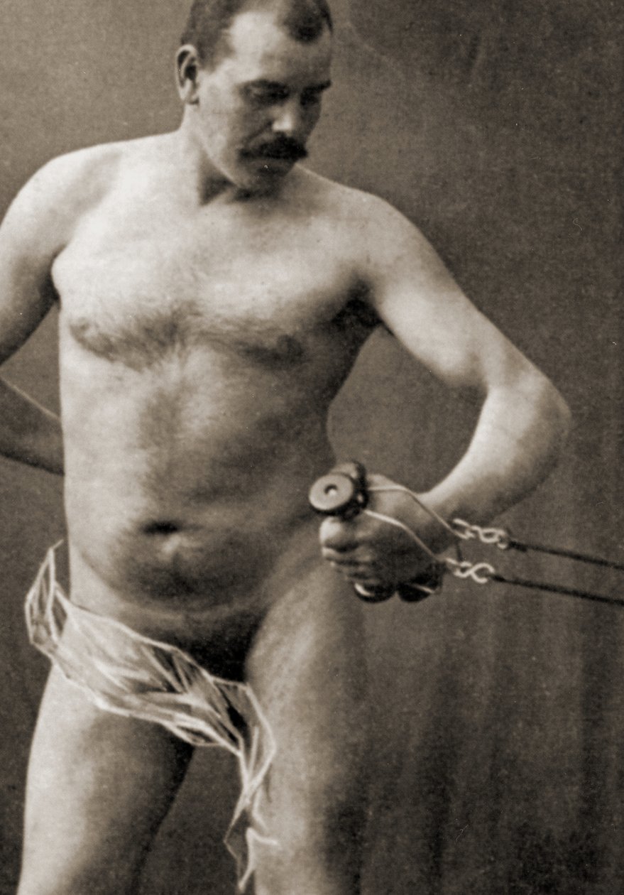 Nackter Mann, der den Griff einer Kabelmaschine hält, ca. 1910 von Unknown