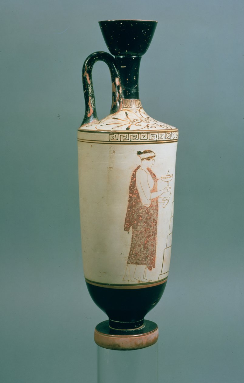 Attische weißgrundige Lekythos mit Darstellung einer Frau, die ein Gefäß für Parfüm und einen Alabastron hält, aus Laurium, Attika von Achilles Painter