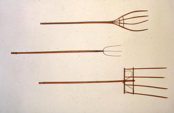 Handgeschnitzte Heugabeln von American School
