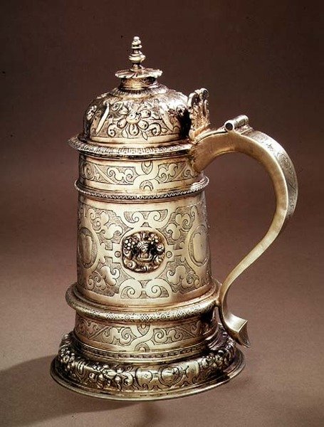 Bierkrug, I.R. mit einem Vierpass unter einem Schild, 1602 von English School