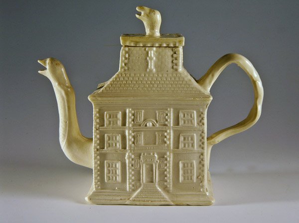 Weißer Teekessel in Form eines Hauses, ca. 1750 von English School