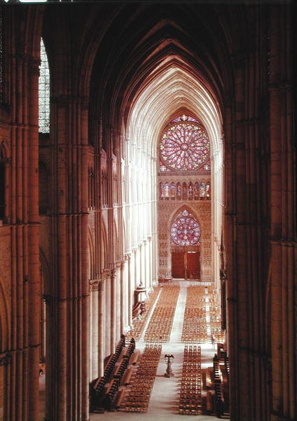 Innenansicht des Kirchenschiffs mit Blick nach Westen von French School