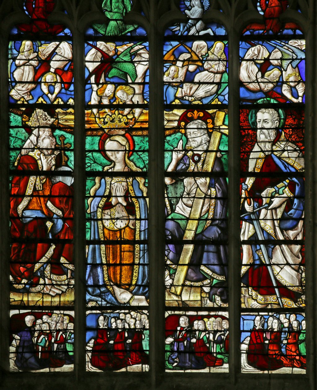 Fenster, das die Krönung der Jungfrau mit St. Paul und den Familien der Spender darstellt, 1460-70 von French School