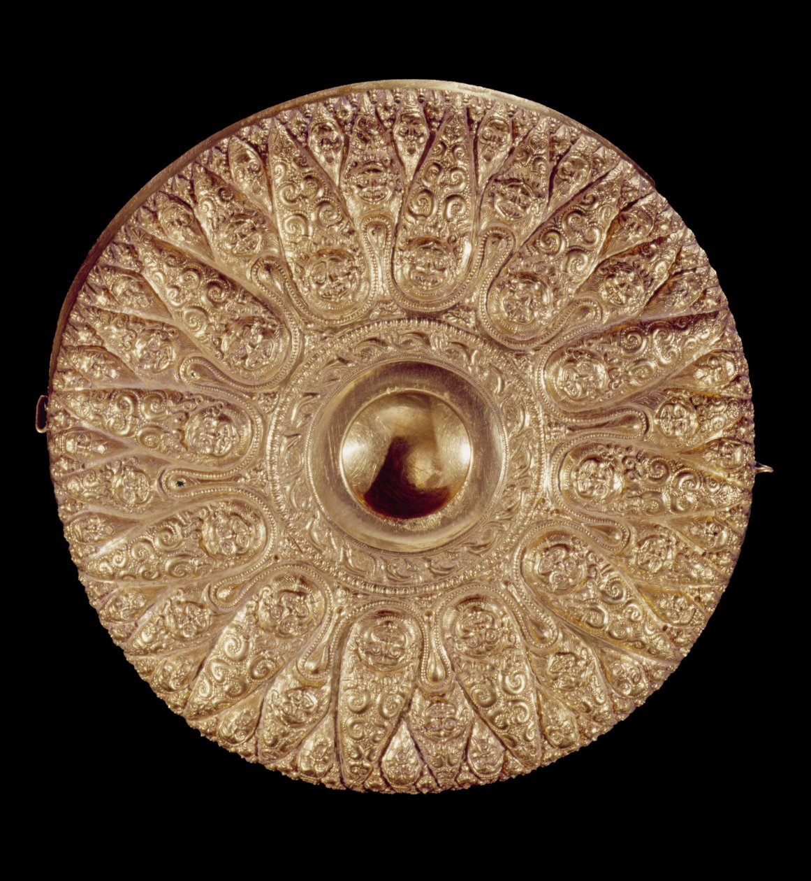 Libationsschale mit geprägten Verzierungen in Form einer mehrblättrigen Rosette (Gold) von Greek School