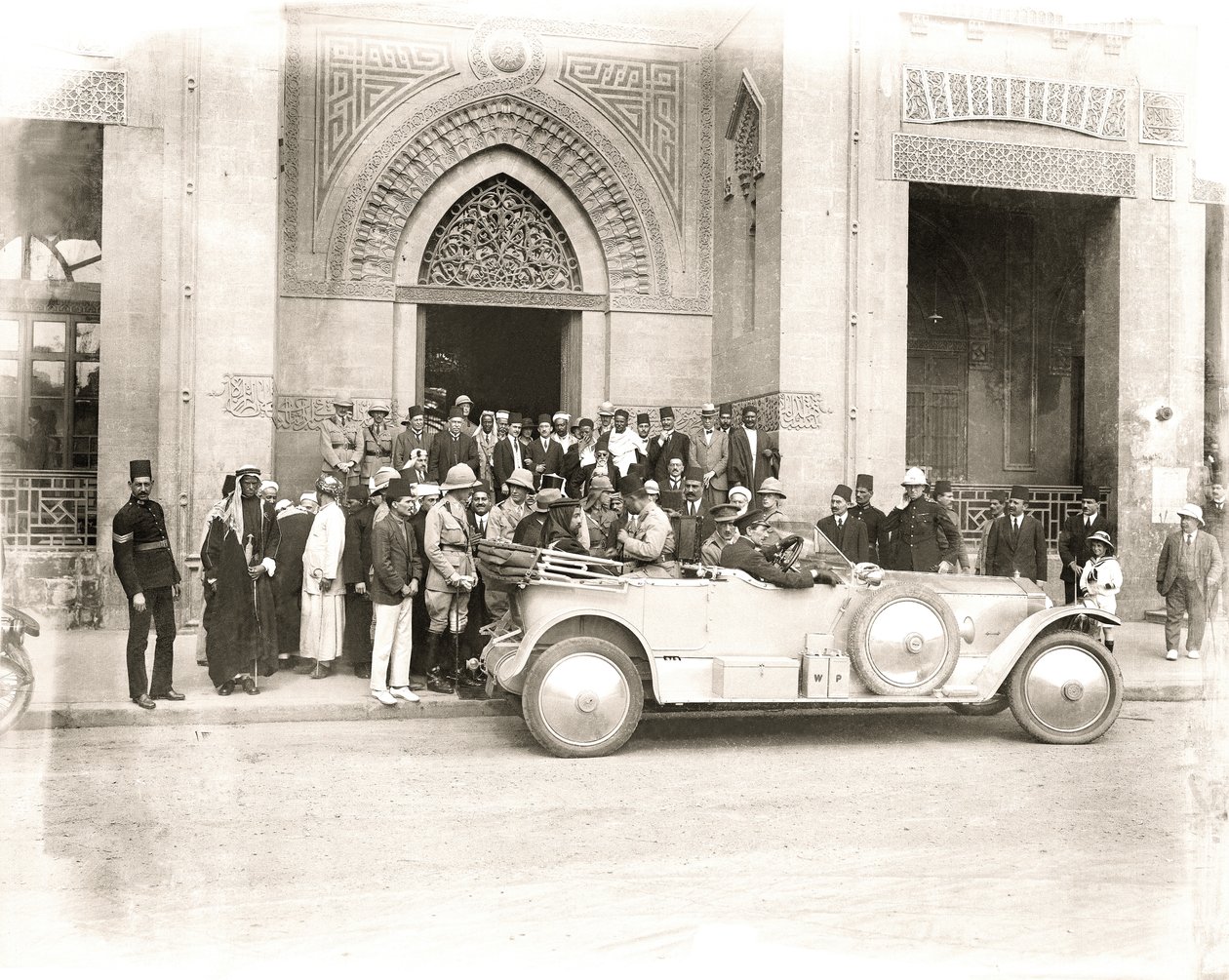 Sherif Abdullah kommt an der Rifai-Moschee in Kairo an, Anfang 1914 von A. Reid