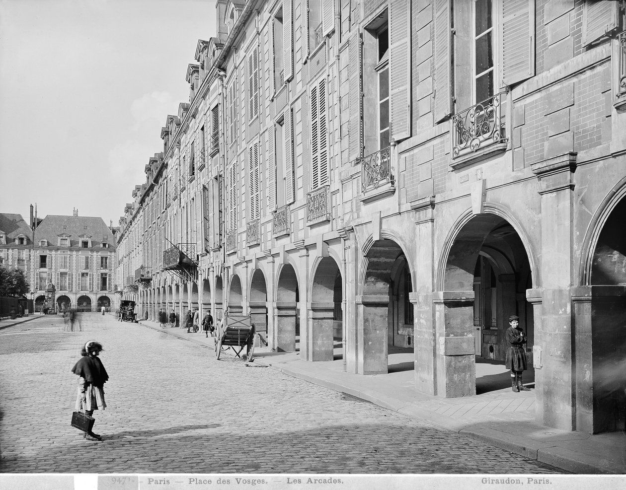 Ansicht der Arkade des Place des Vosges, ca. 1890-99 von Adolphe Giraudon
