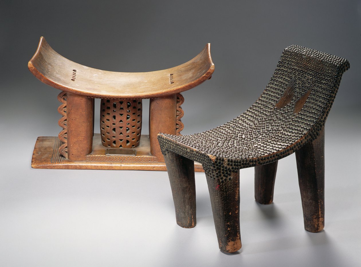 Ashanti-Hocker und ein Ngombe-Hocker von African