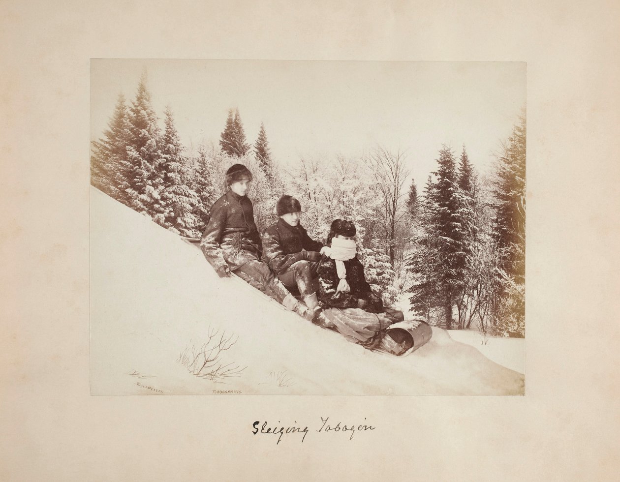 Drei Rodler auf einem verschneiten Hügel von Alexander Henderson