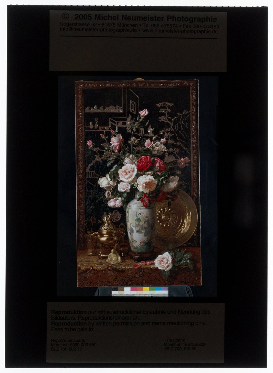 Rosenstrauß in einer chinesischen Rouleau-Vase von Alexis Kreyder