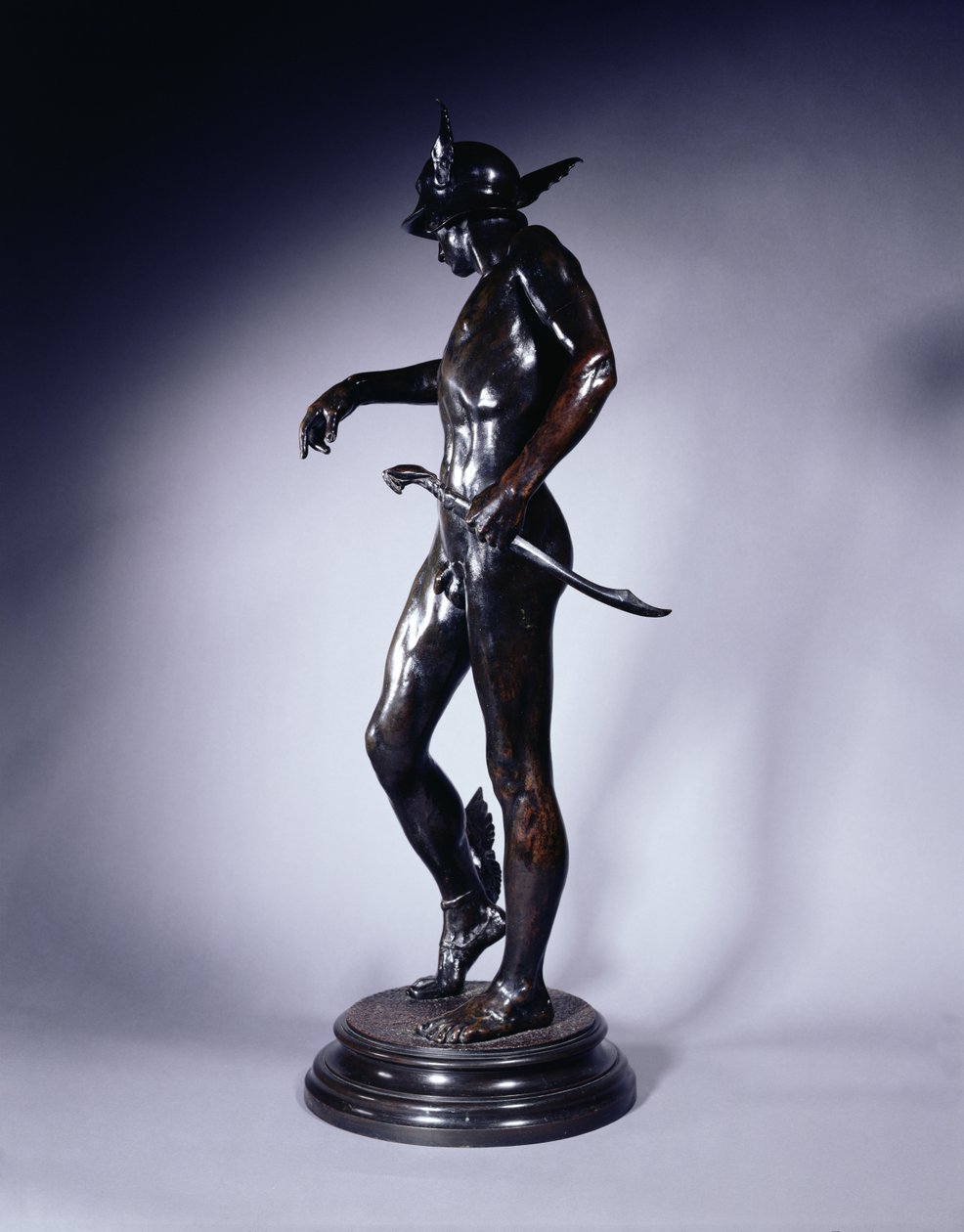 Perseus rüstet sich, 1882 (Bronze) von Alfred Gilbert
