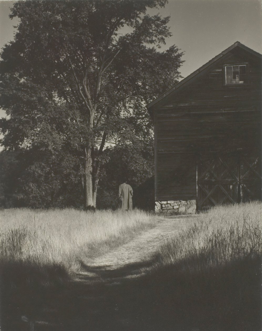 Scheune, Lake George, 1936 von Alfred Stieglitz