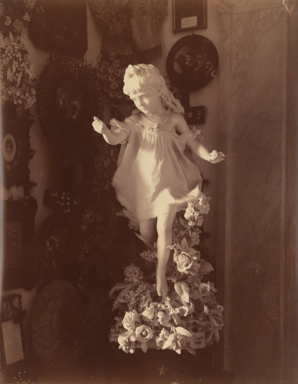 Statue eines kleinen Mädchens von Alfredo Noack