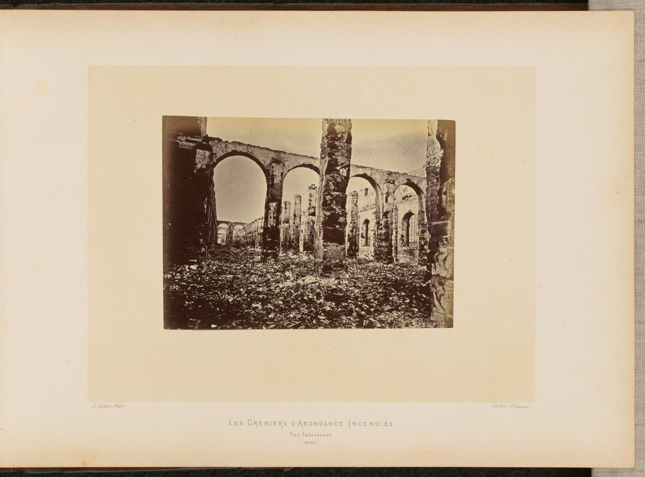 Die abgebrannten Getreidespeicher. Innenansicht. von Alphonse J. Liébert