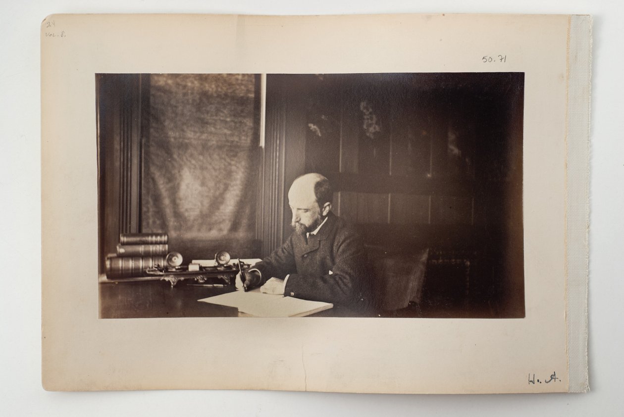 Henry Adams am Schreibtisch sitzend, 1883 von American Photographer