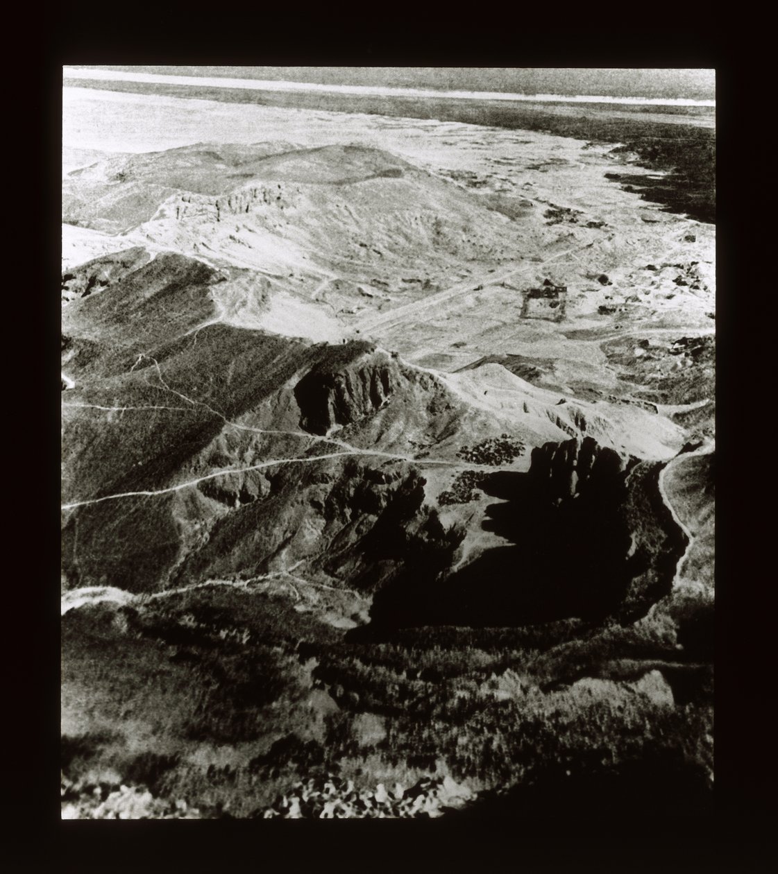 Ansicht der Stätte der Tempel in Deir El-Bahri von American Photographer