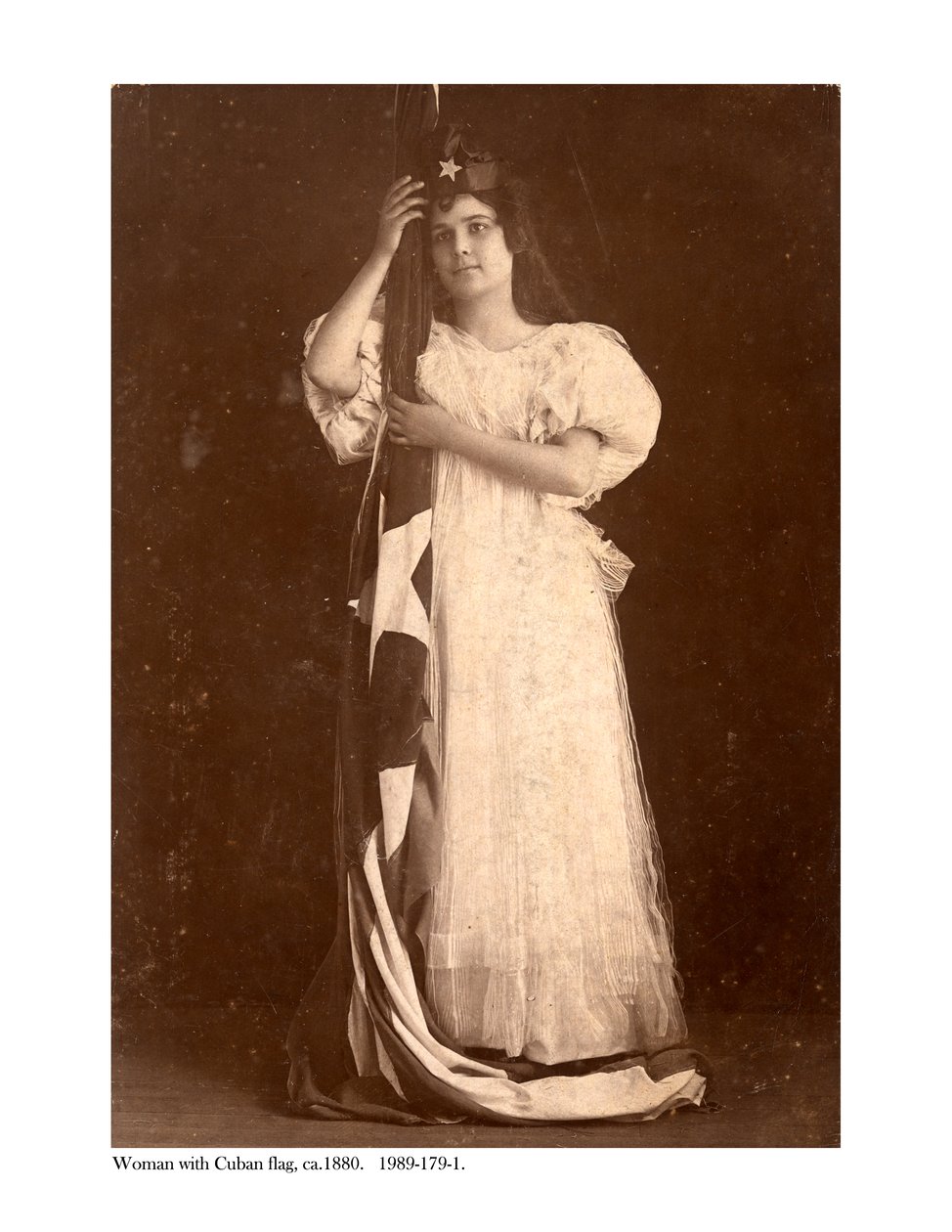 Frau mit kubanischer Flagge, ca. 1880 von American Photographer