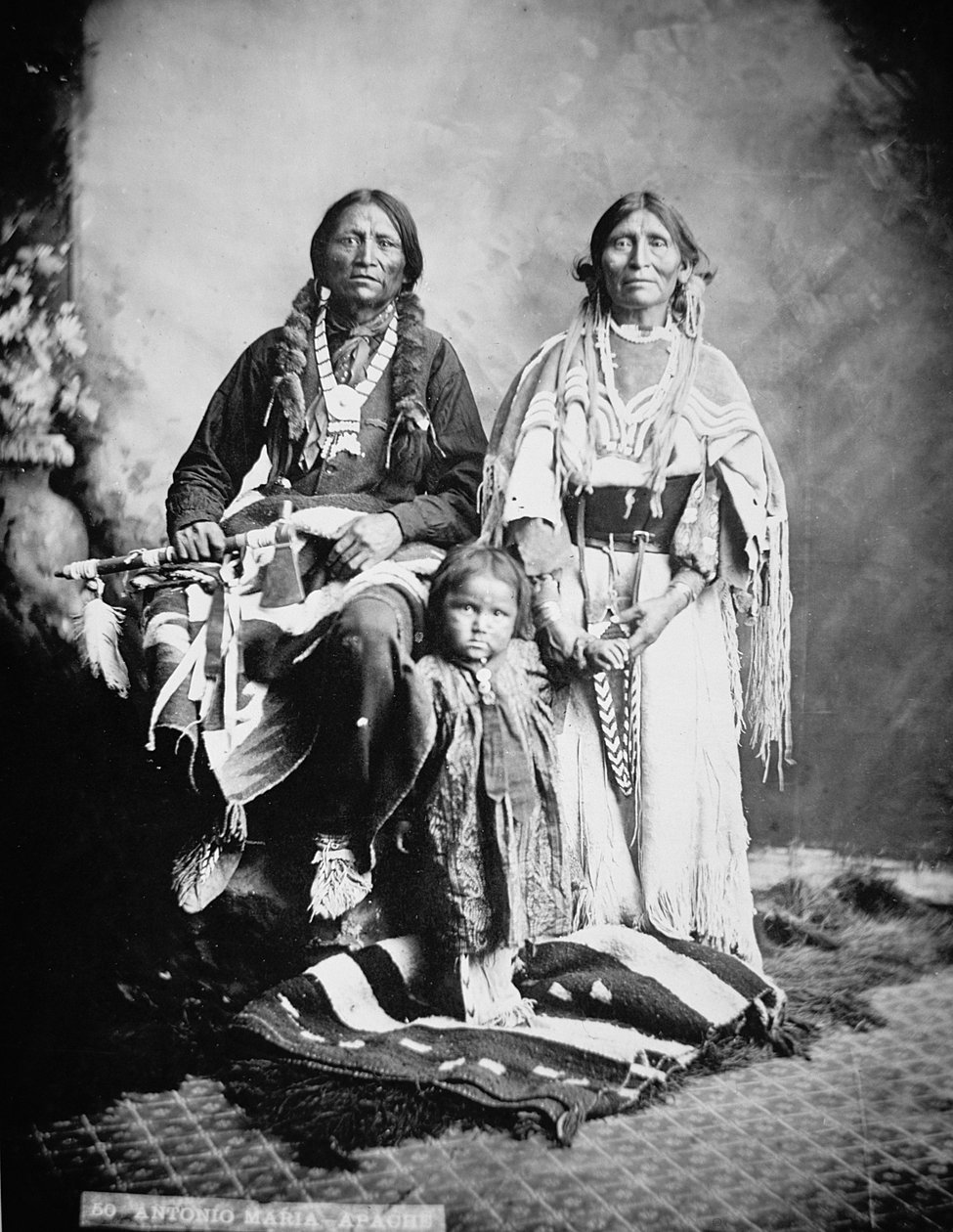 Apache-Häuptling Antonio Maria mit seiner Familie von American Photographer