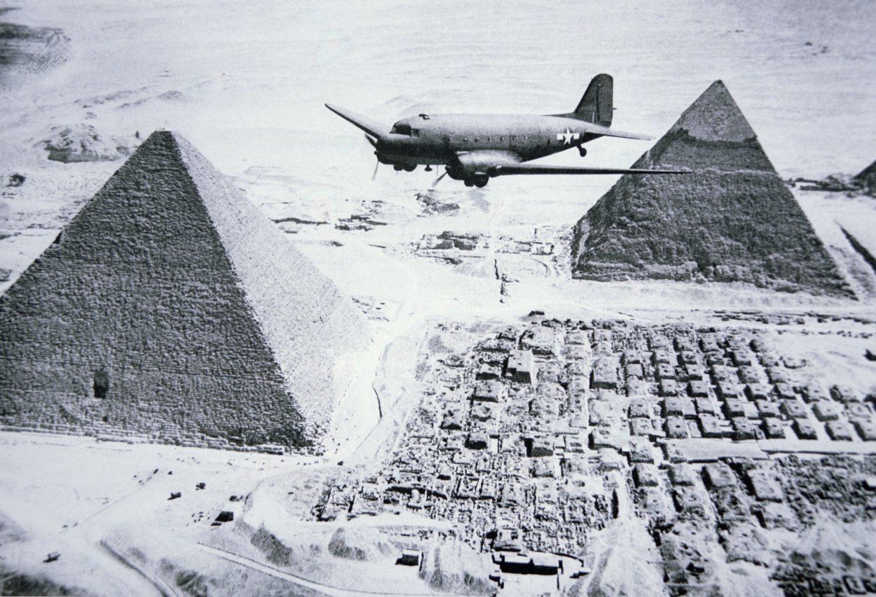 C-47 fliegt über die Pyramiden Ägyptens von American Photographer
