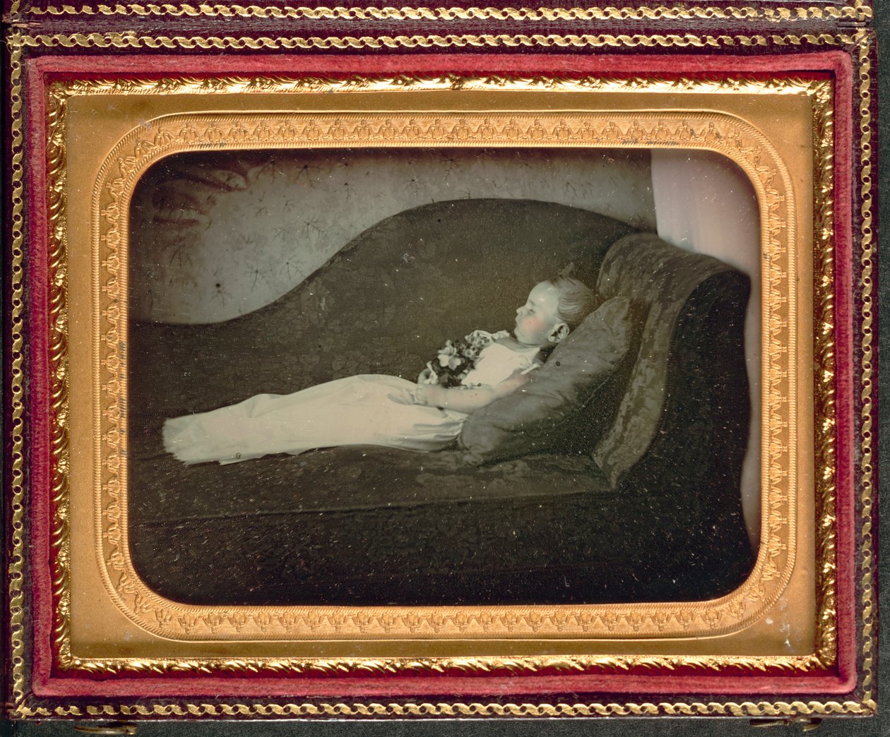Totes Kind auf einem Sofa, ca. 1855 von American Photographer