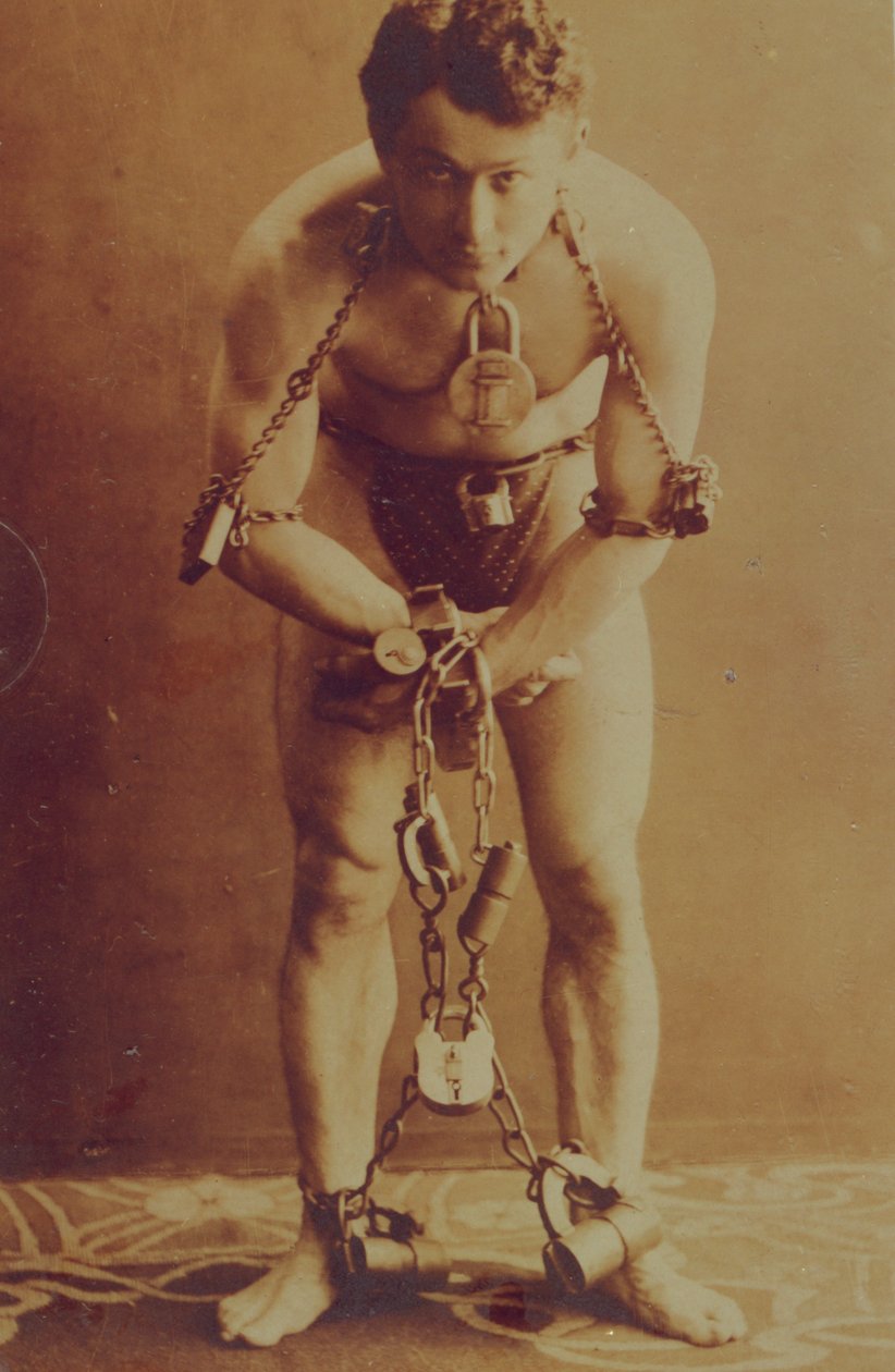 Harry Houdini in Ketten, ca. 1899 von American Photographer