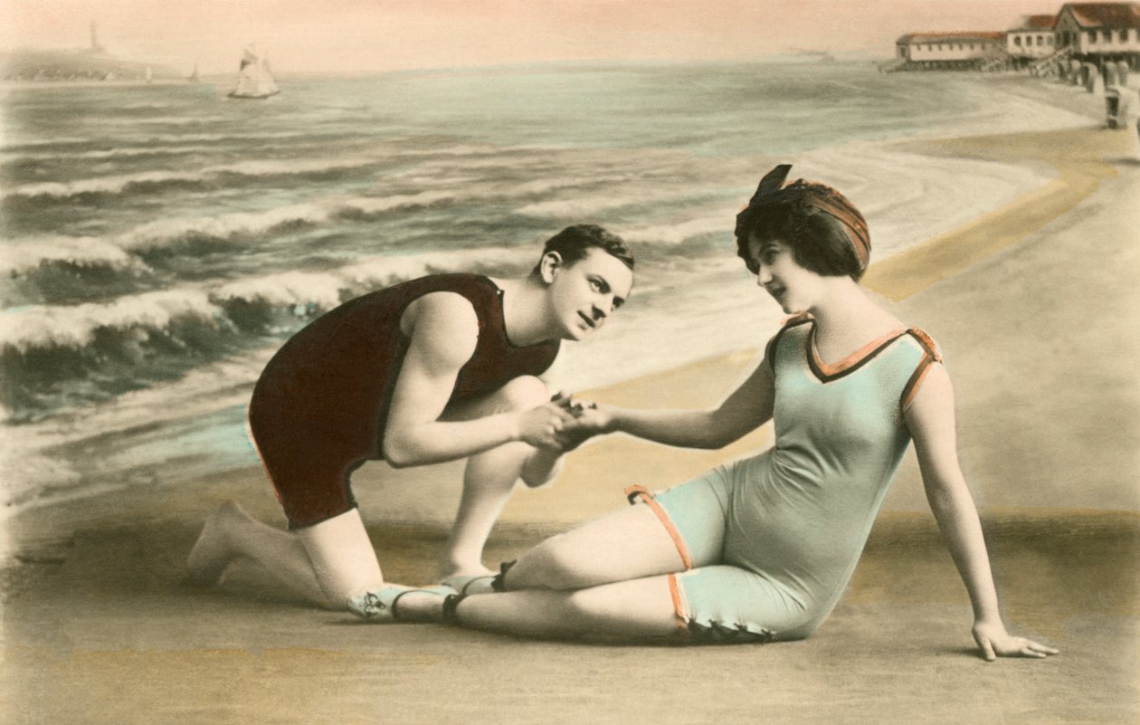 Romantisches viktorianisches Paar am Strand von American School