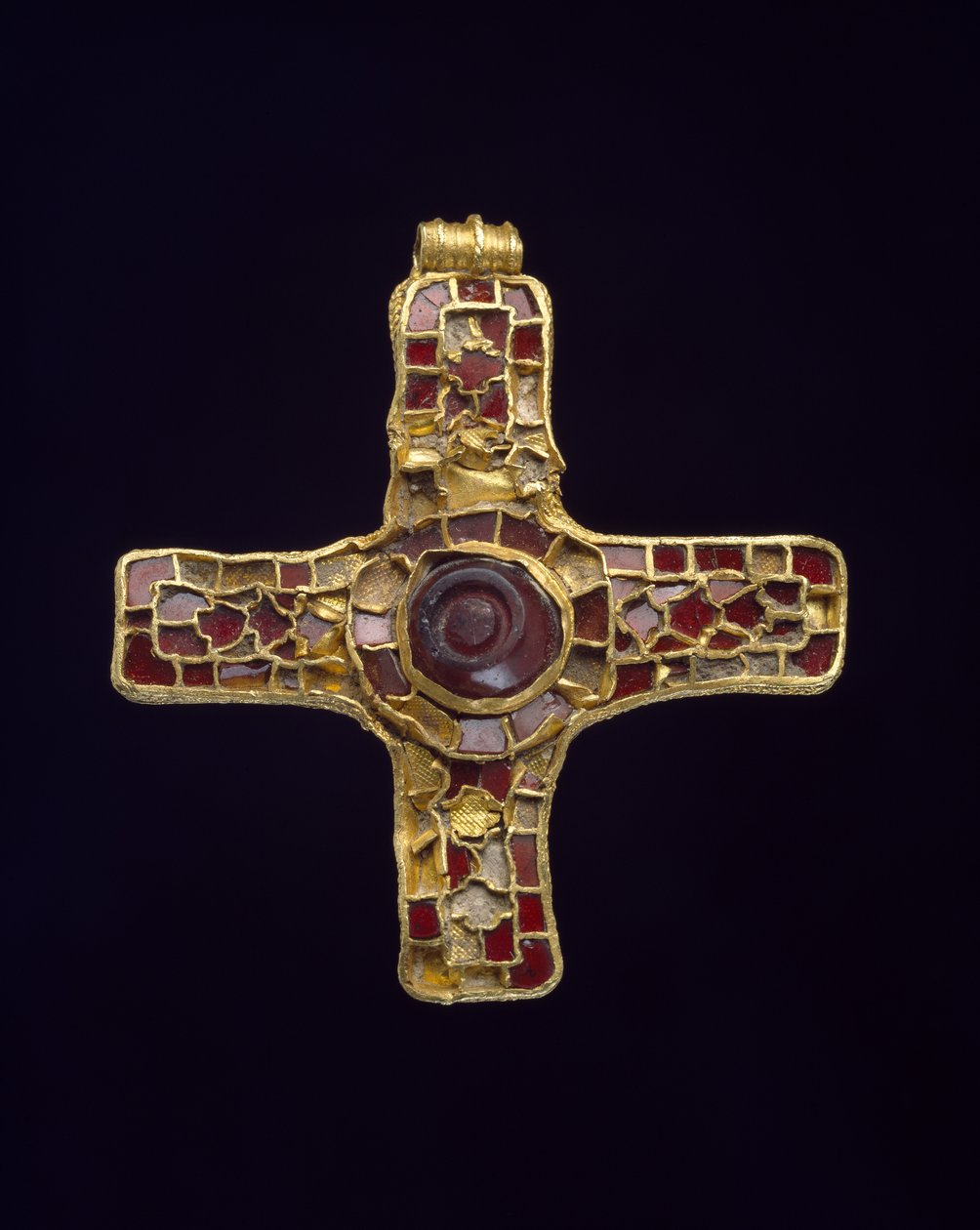 Kreuz (Holderness-Kreuz) (Calciumcarbonat, Granat und Gold) von Anglo Saxon