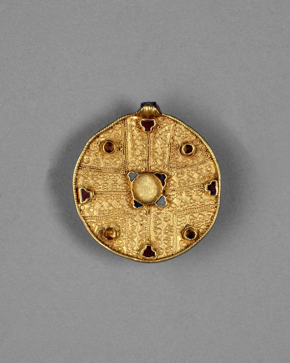 Geschmückter Scheibenanhänger, aus Faversham, Kent, Angelsächsisch (Gold) von Anglo Saxon