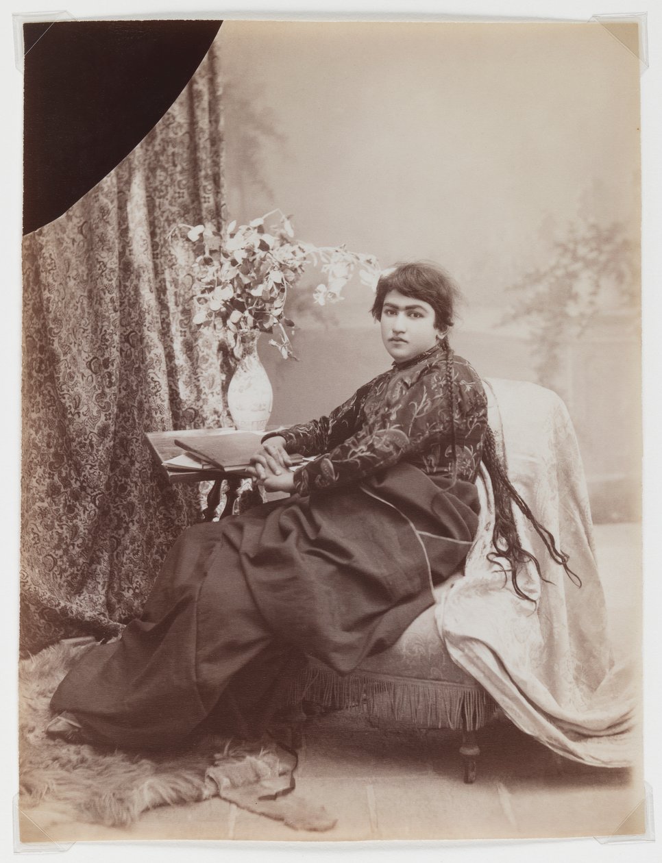 Frau mit Zöpfen von Antoin Sevruguin