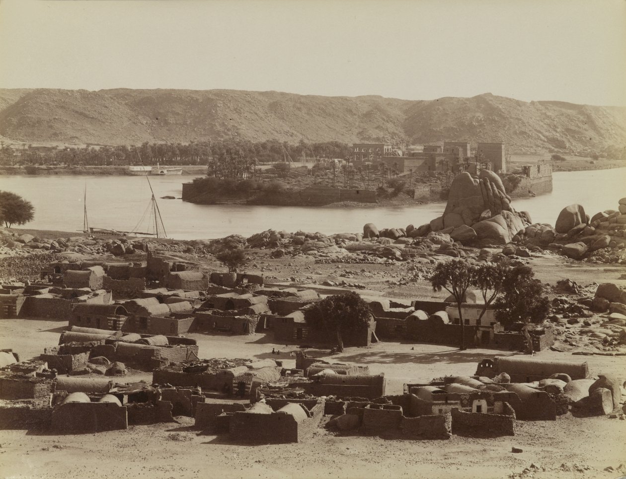 Philae, Blick von Süden von Antonio Beato