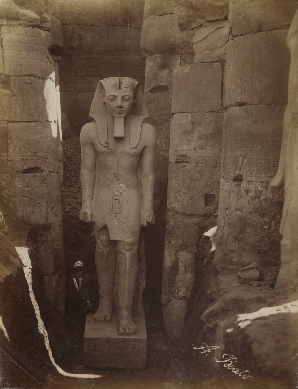 Statue von Ramses II in Luxor von Antonio Beato