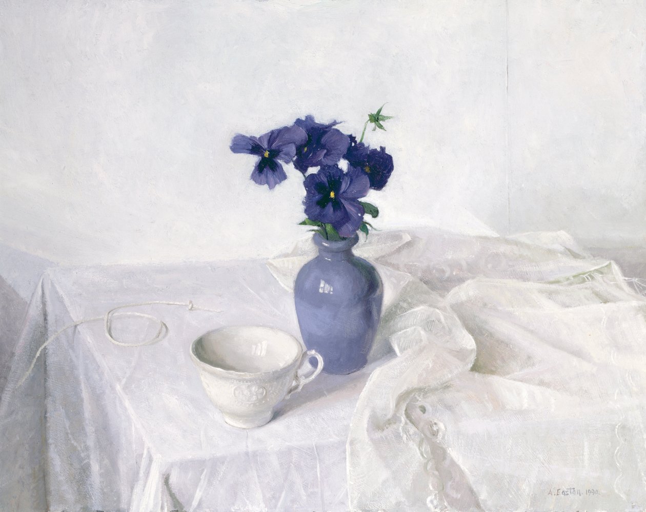 Stiefmütterchen in einer blauen Vase, Stillleben, 1990 von Arthur Easton