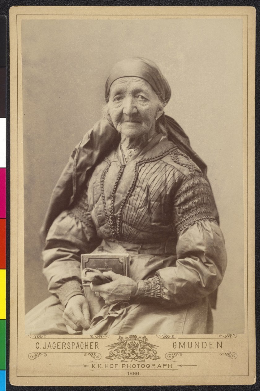 Alte Frau in Tracht - Oberösterreich von Artist Unknown