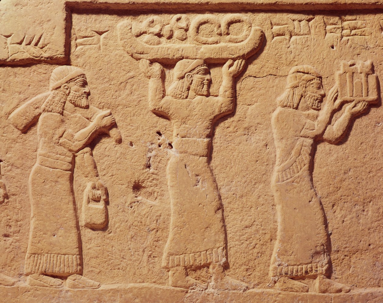Relief, das mit Geschenken beladene Träger darstellt von Assyrian