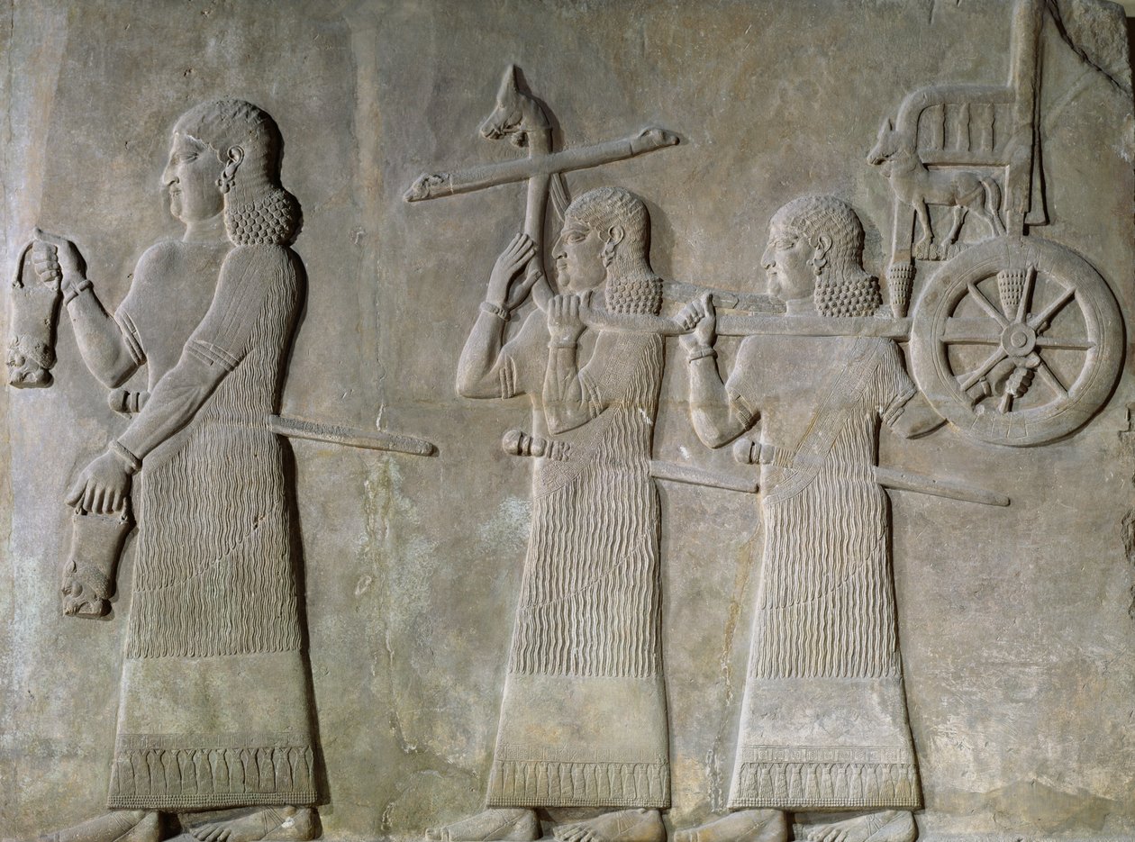 Relief, das Diener zeigt, die Trinkgefäße und den königlichen Wagen tragen, aus dem Palast von Sargon II. in Khorsabad, Irak von Assyrian