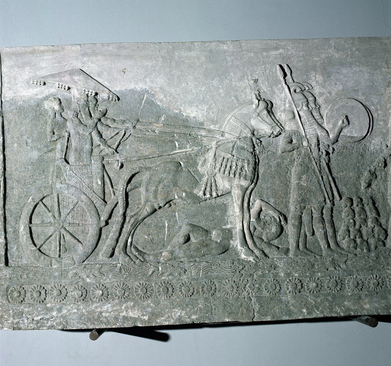Sargon II. (721-705 v. Chr.) auf einem Streitwagen, aus dem Palast von Sargon II. in Khorsabad, Irak von Assyrian