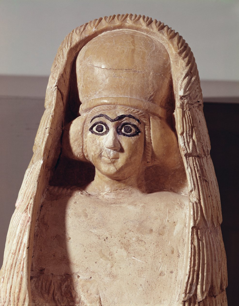 Kopf einer Statue von Ishtar, mit Kopfschmuck, aus dem Tempel von Ushtar in Mari, Syrien, 2800-2300 v. Chr. von Assyrian School