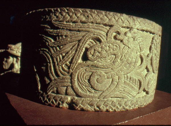 Urne mit gefiederter Schlange von Aztec