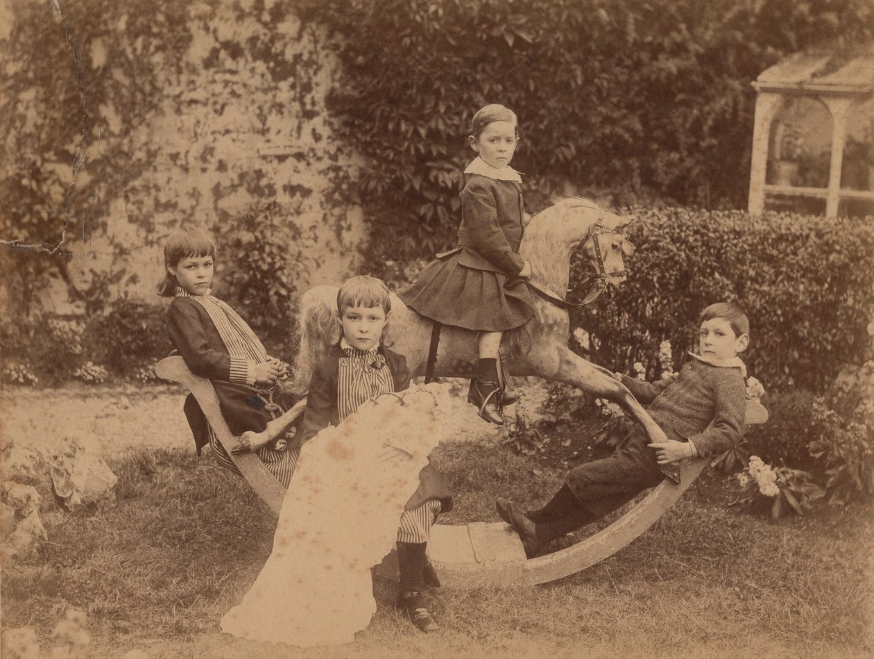 Kinder auf Schaukelpferd, ca. 1890 von B. Thomas
