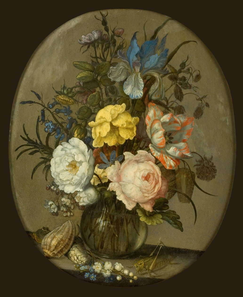 Blumen in einer Glasvase mit Muscheln und einem Insekt daneben von Balthasar van der Ast