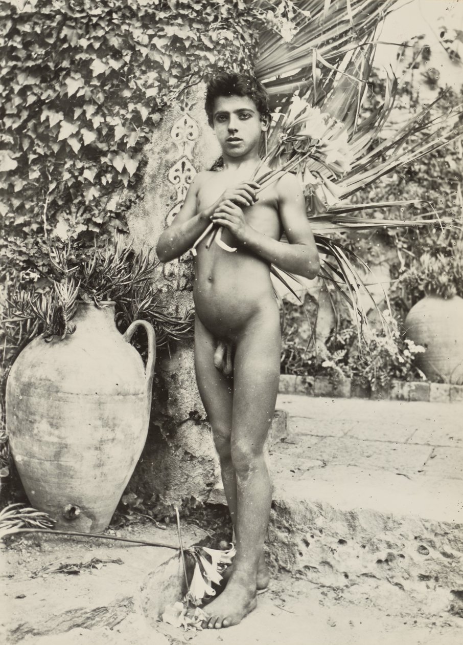 Junge im Garten von Baron Wilhelm von Gloeden