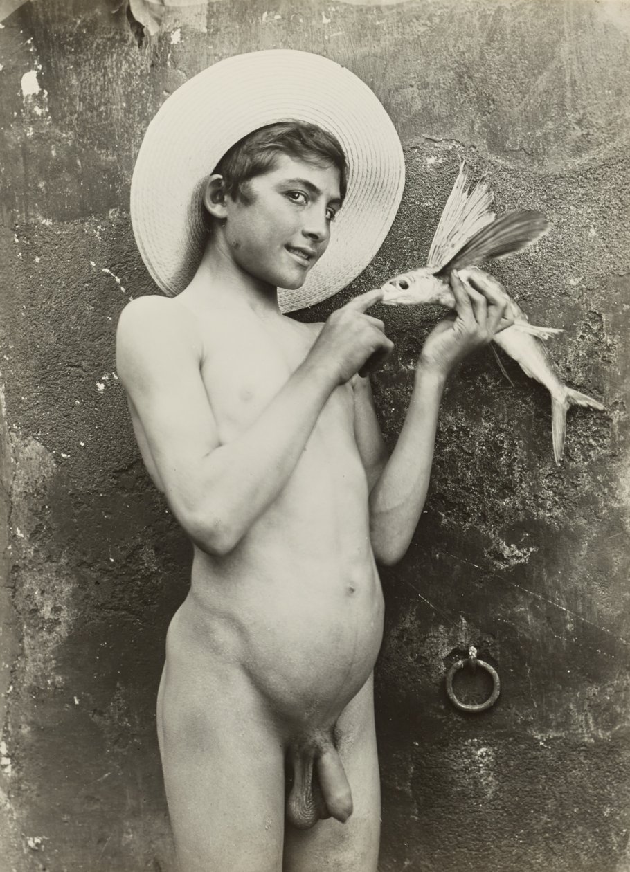 Junge mit Fisch von Baron Wilhelm von Gloeden