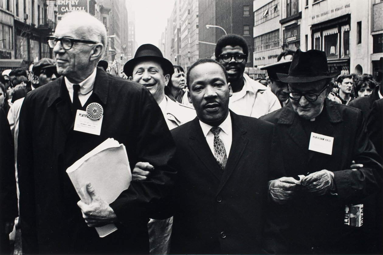 Dr. Benjamin Spock, Dr. King und Monsignore Rice aus Pittsburgh marschieren in der Solidaritätstagsparade von Benedict J. Fernandez