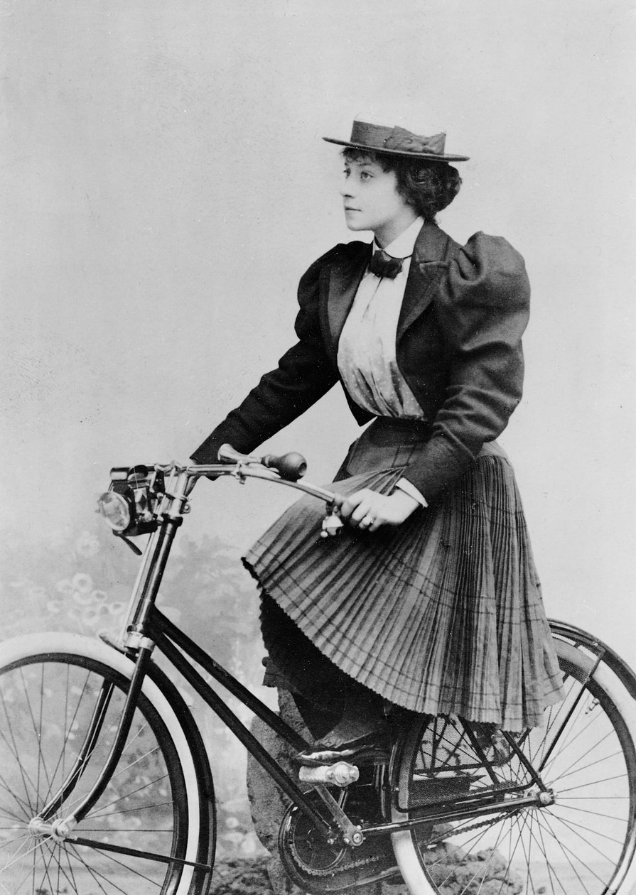 Julia Denis auf einem Fahrrad, 1893 von Benque Studio