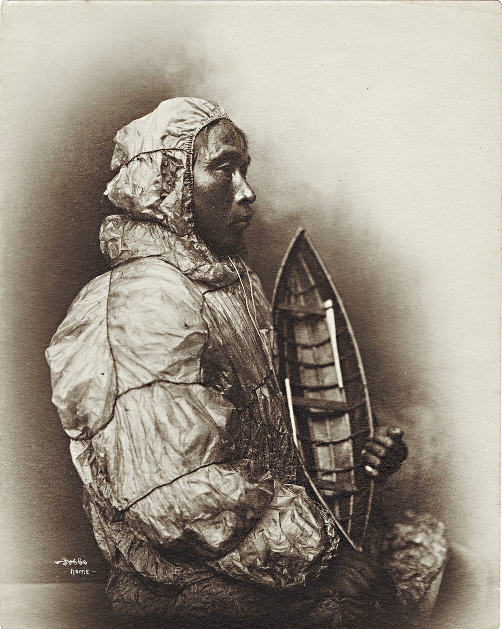 Mann mit Modell-Umiak, Alaska, ca. 1906 von Beverly Bennett Dobbs