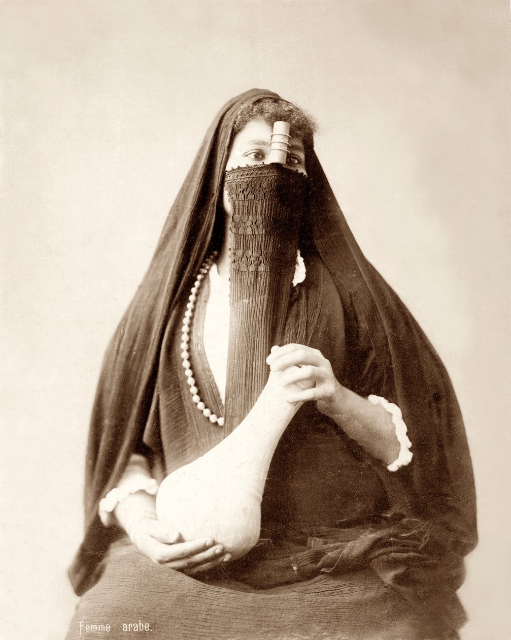 Mädchen mit Kopfschmuck und Topf, ca. 1867-98 von Bonfils Studio