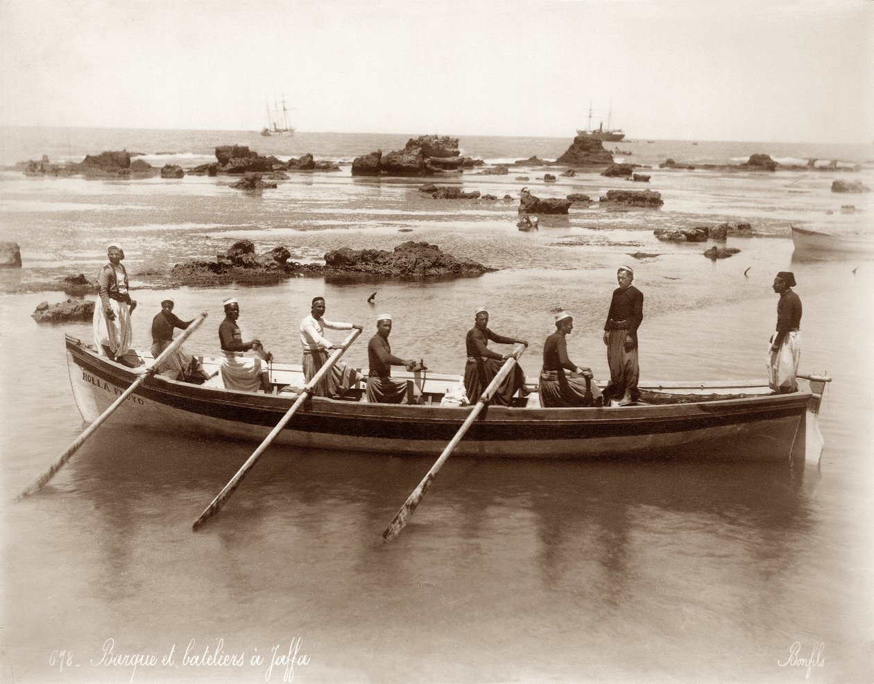 Ansicht eines Bootes und Hafenfelsen in Jaffa, ca. 1867-96 von Bonfils Studio